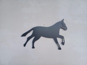 Silueta de caballo al paso en chapa de acero