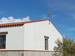 Veleta montada sobre el hastial de una vivienda