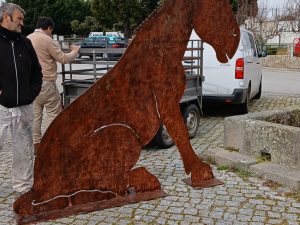 Mula en acero corten a tamaño real