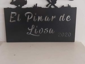 Placa de forja con el rótulo «El Pinar de Llosa»