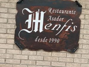 Rótulo de forja del Restaurante Asador Menfis